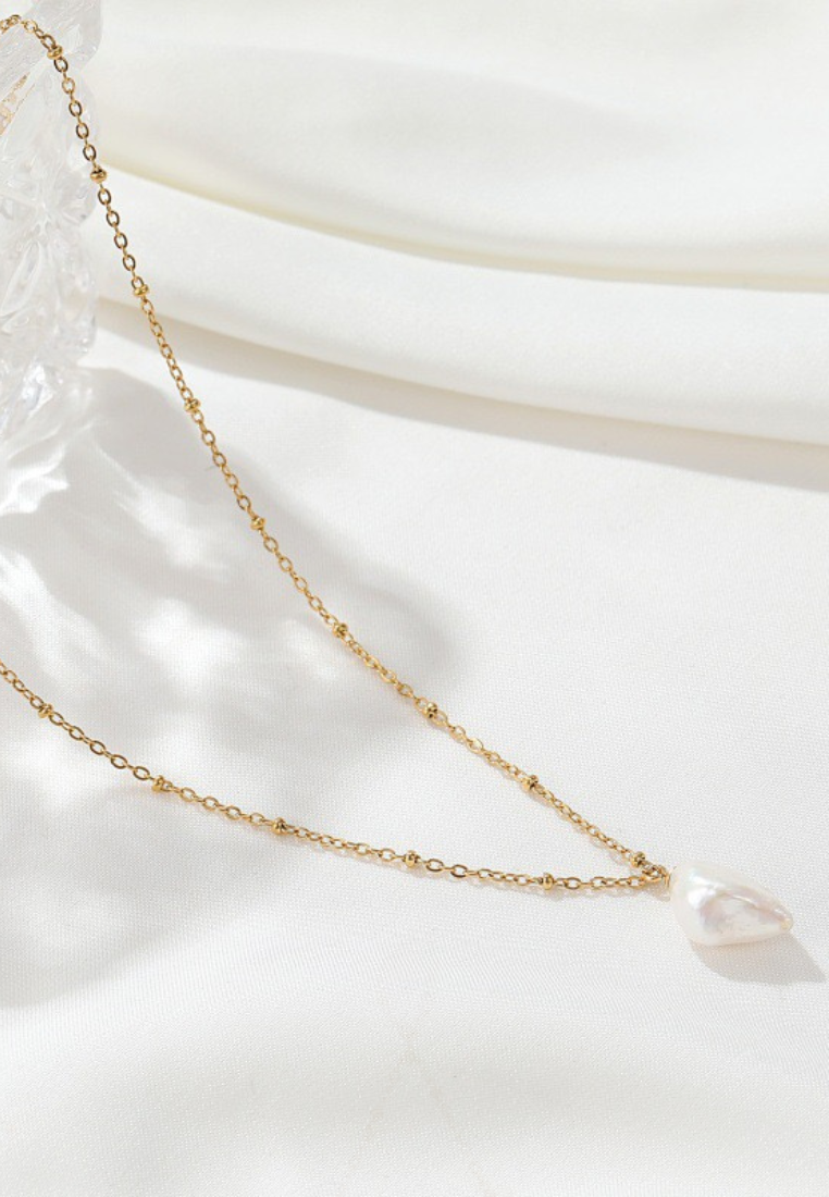 Sandra Baroque Pearl Pendant Dotted Chain Necklace in Gold