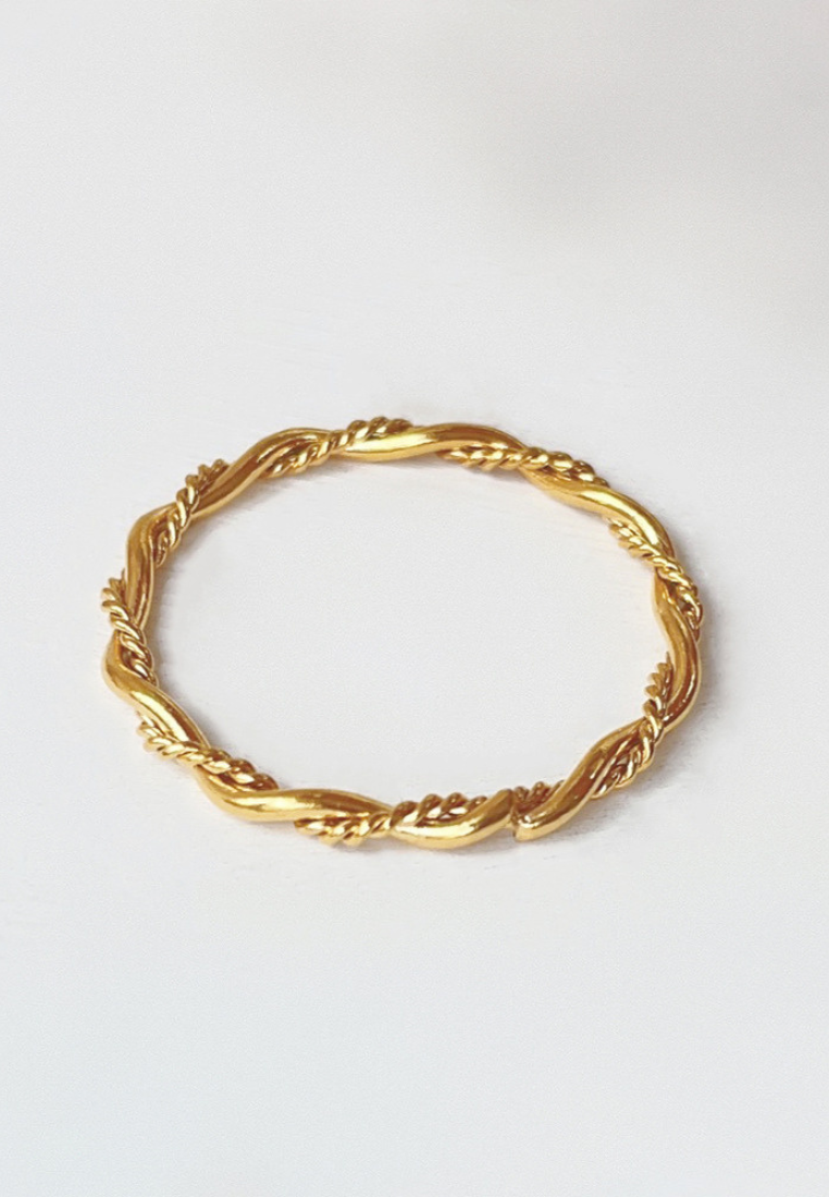 Kira Twisted Elegance Band Ring in Gold